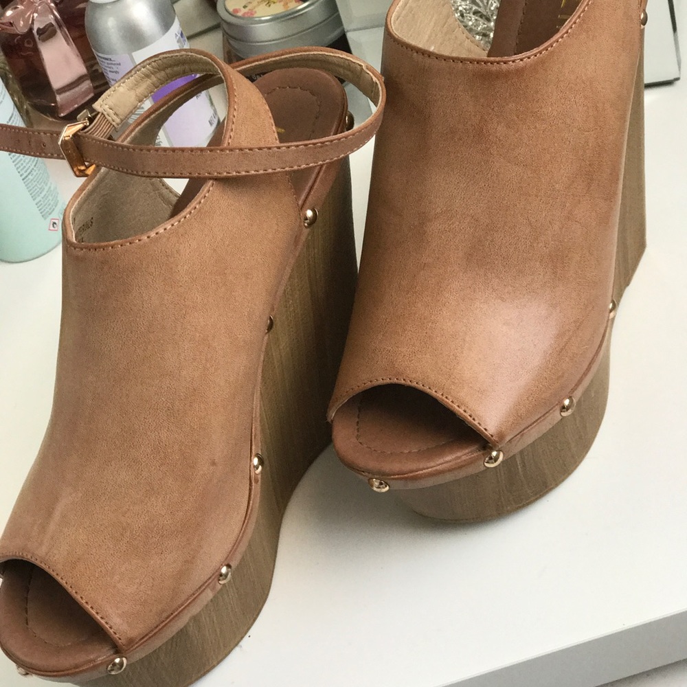 Nude wedge, wooden platform